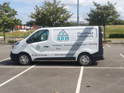 La camionnette ADM Chauffage et Plomberie, floquée au logo, sur un parking du Rheu